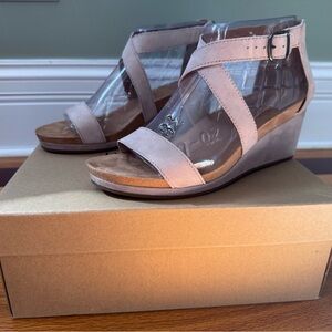 Lucky Brand Kenadee Sandal – Tipsy Taupe True Suede – Women’s 8.5 – Worn Once